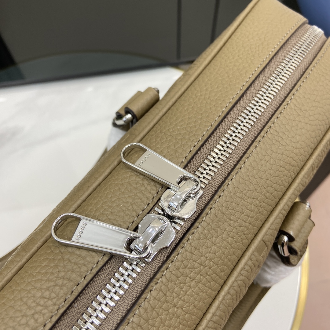 Gucci Super Double G briefcase Model:792264. Dimensions: 36.5 (W) x 29 (H) x 8 cm (D) Color: Grey/embossed G original leather. Weight: Approx. 1.5 kg - Image 5