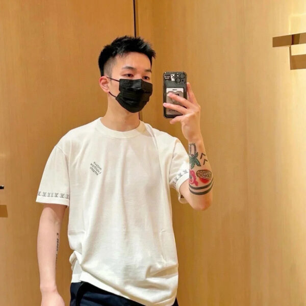 Lv logo wool short sleeves  The board uses 80-count double-ply siro-spun yarn. The high-count and high-quality yarn can ensure that the surface is smooth and soft without burrs. The pattern is counted manually one by one, and the imported 32-piece yarn mouth 16-knitting machine