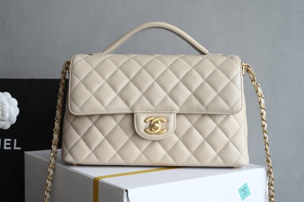 Chanel Handle Kelly – Large (Apricot) Material: Original Premium Lambskin ✔ Hardware: 24K Vintage Gold-Plated  📌 Model: 5356 📐 Size: 16 × 25 × 9 cm