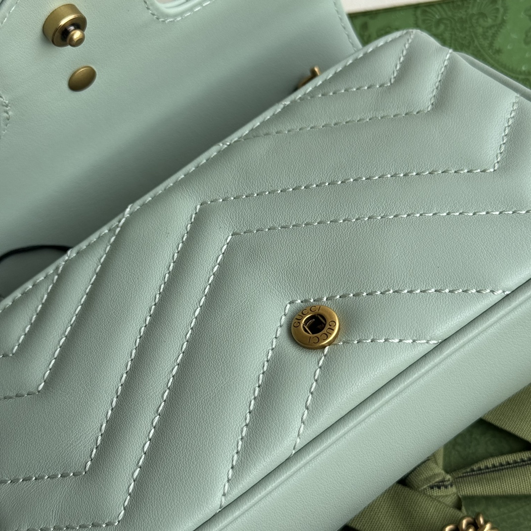 Gucci GG Marmont series super mini handbag 476433 DTDHT 1712 This super mini handbag Weight: Approx. 0.35 kg Ultra-mini size: 10cm (length) x 16.5cm (width) x 4.5cm (thickness) Italian creation Model height 176 cm - Image 4