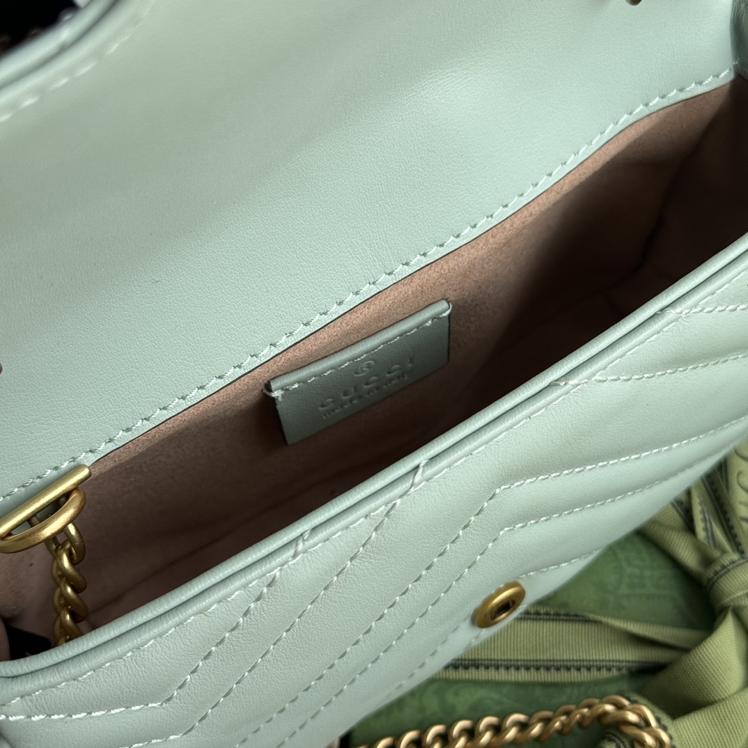 Gucci GG Marmont series super mini handbag 476433 DTDHT 1712 This super mini handbag Weight: Approx. 0.35 kg Ultra-mini size: 10cm (length) x 16.5cm (width) x 4.5cm (thickness) Italian creation Model height 176 cm - Image 2