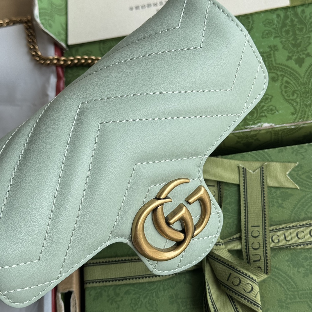 Gucci GG Marmont series super mini handbag 476433 DTDHT 1712 This super mini handbag Weight: Approx. 0.35 kg Ultra-mini size: 10cm (length) x 16.5cm (width) x 4.5cm (thickness) Italian creation Model height 176 cm - Image 3