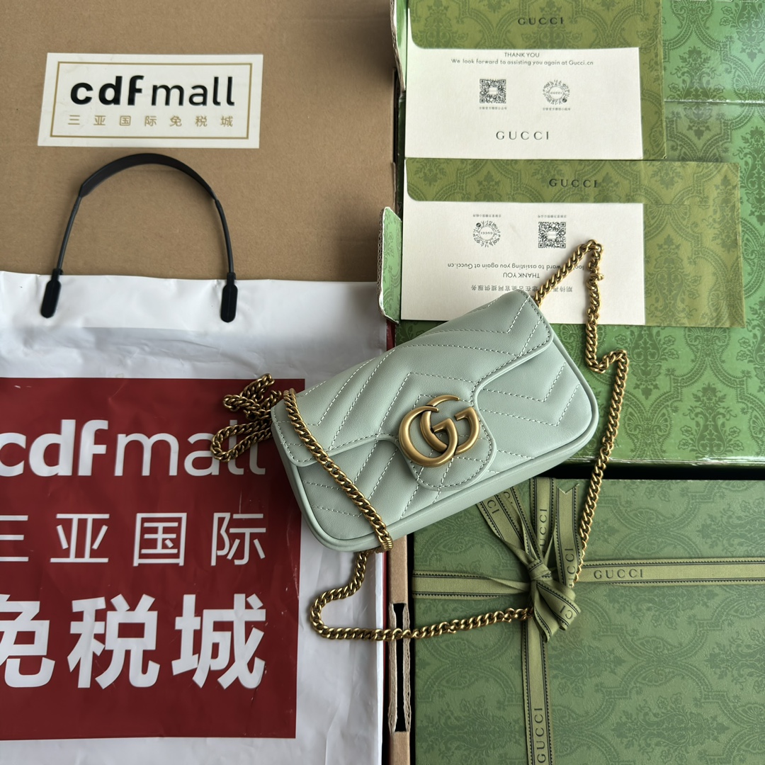 Gucci GG Marmont series super mini handbag 476433 DTDHT 1712 This super mini handbag Weight: Approx. 0.35 kg Ultra-mini size: 10cm (length) x 16.5cm (width) x 4.5cm (thickness) Italian creation Model height 176 cm