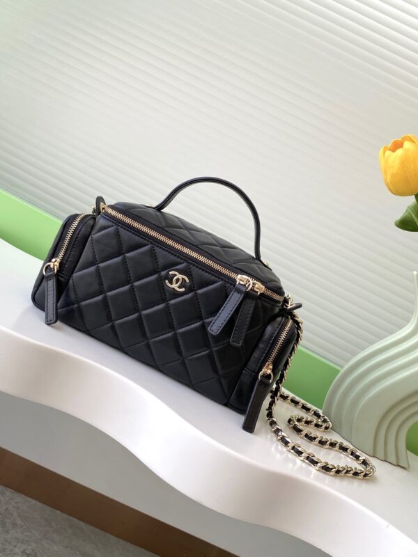 Chanel classic double-C logo with a vintage aesthetic Model: AS5222 Size: 12 × 23 × 10 cm