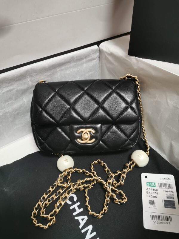 Chanel Chanel AS4868 is a luxurious piece crafted from original imported lambskin Dimensions: 18cm x 13cm x 7cm.