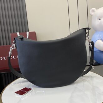 Gucci Body double lock small shoulder bag Interior: One zip pocket and one D-ring Removable and adjustable shoulder strap (35 cm drop); adjustable length from 76 cm to 85 cm Model:801887. Dimensions: 40 (length) x 31 (width) x 3 (thickness) Color: Black full leather/original leather.