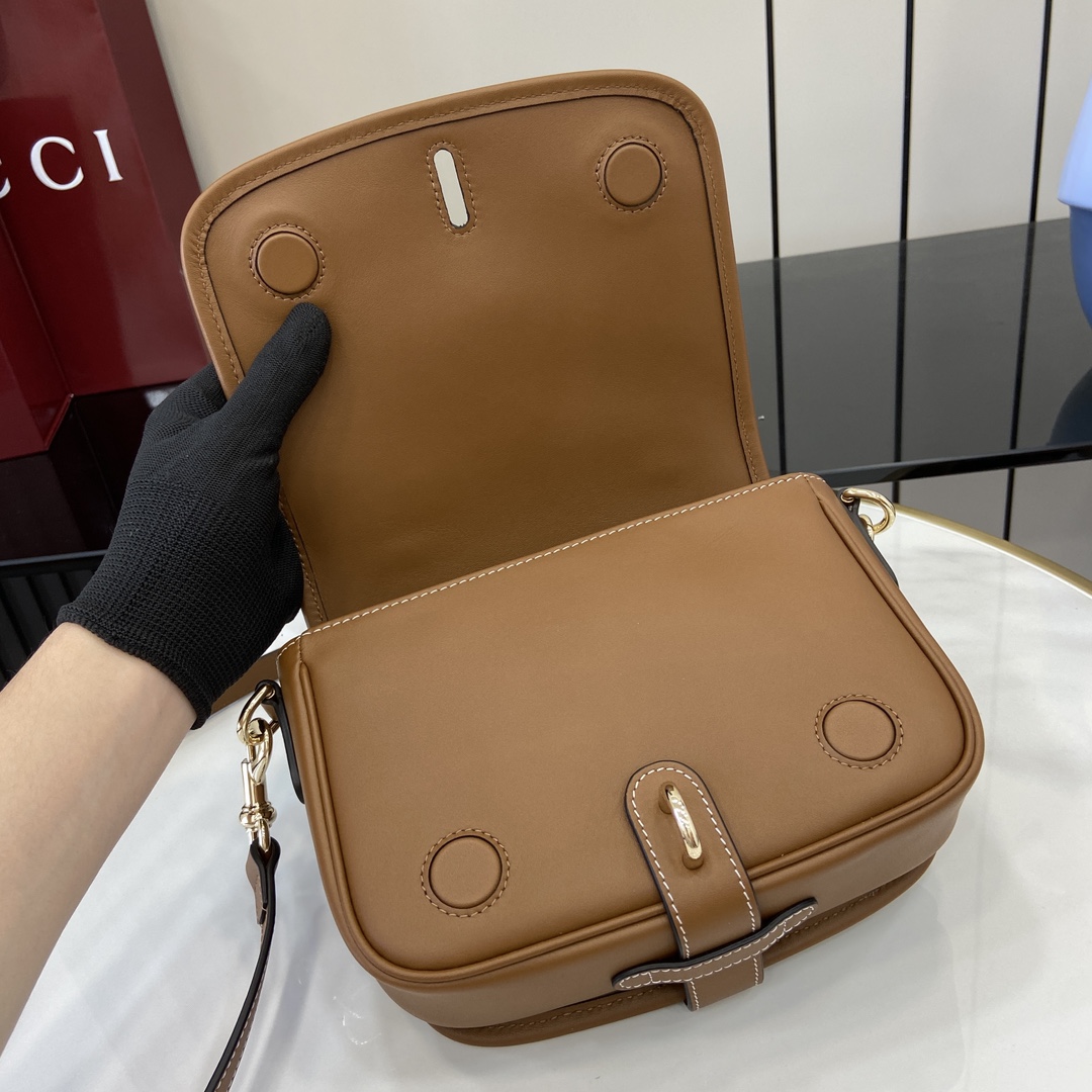 Gucci GG Emblem series mini shoulder bag Weight: Approx. 0.5 kg Compatible with iPhone Pro Max/Plus, Airpods, card holders and lipstick Model number:815211. Dimensions: 20(L) x 14(W) x 8(D) Color: brown leather/original leather. - Image 4