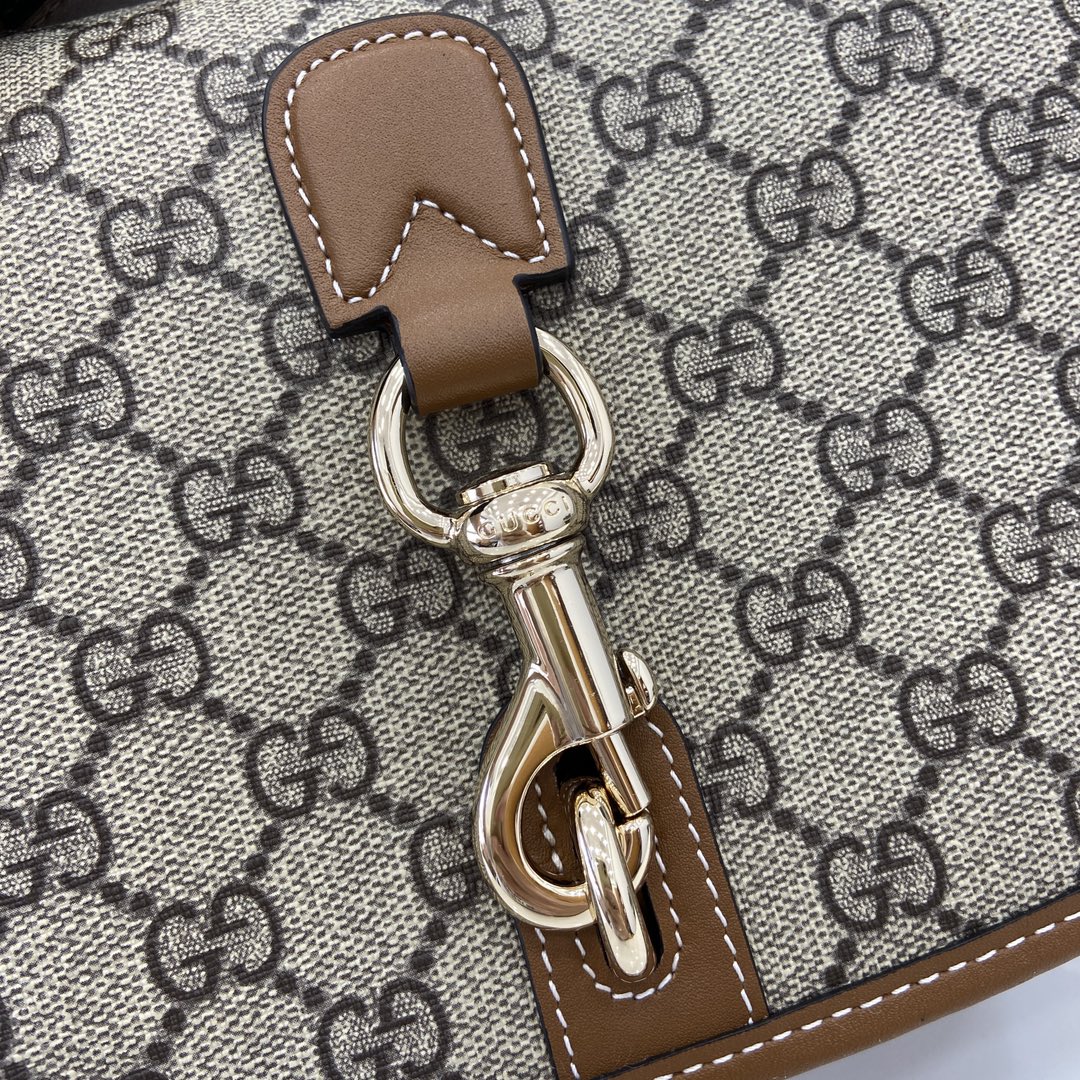 Gucci GG Emblem series mini shoulder bag Weight: Approx. 0.5 kg Compatible with iPhone Pro Max/Plus, Airpods, card holders and lipstick Model number:815211. Dimensions: 20(L) x 14(W) x 8(D) Color: brown leather/original leather. - Image 5