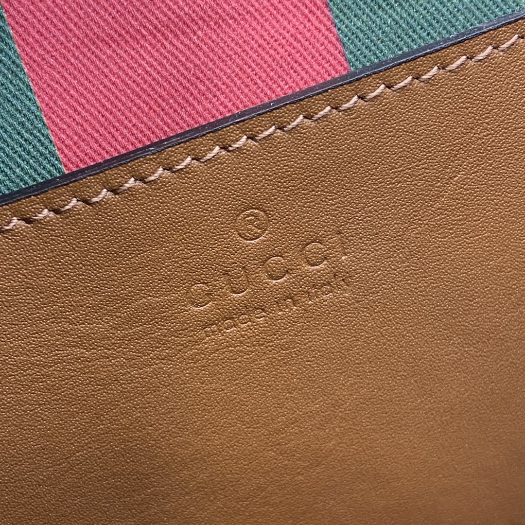 Gucci GG Emblem series mini shoulder bag Weight: Approx. 0.5 kg Compatible with iPhone Pro Max/Plus, Airpods, card holders and lipstick Model number:815211. Dimensions: 20(L) x 14(W) x 8(D) Color: brown leather/original leather. - Image 2
