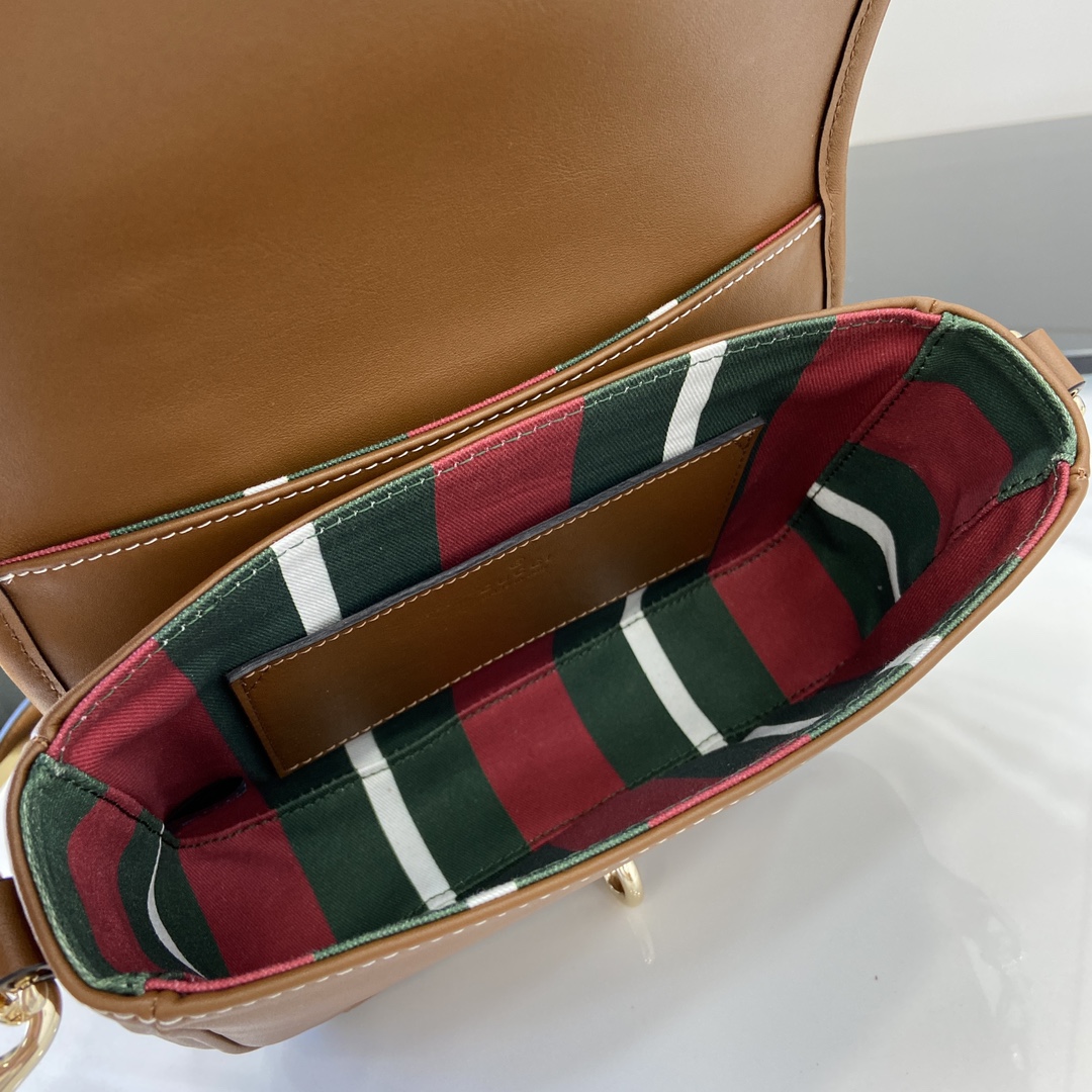 Gucci GG Emblem series mini shoulder bag Weight: Approx. 0.5 kg Compatible with iPhone Pro Max/Plus, Airpods, card holders and lipstick Model number:815211. Dimensions: 20(L) x 14(W) x 8(D) Color: brown leather/original leather. - Image 3