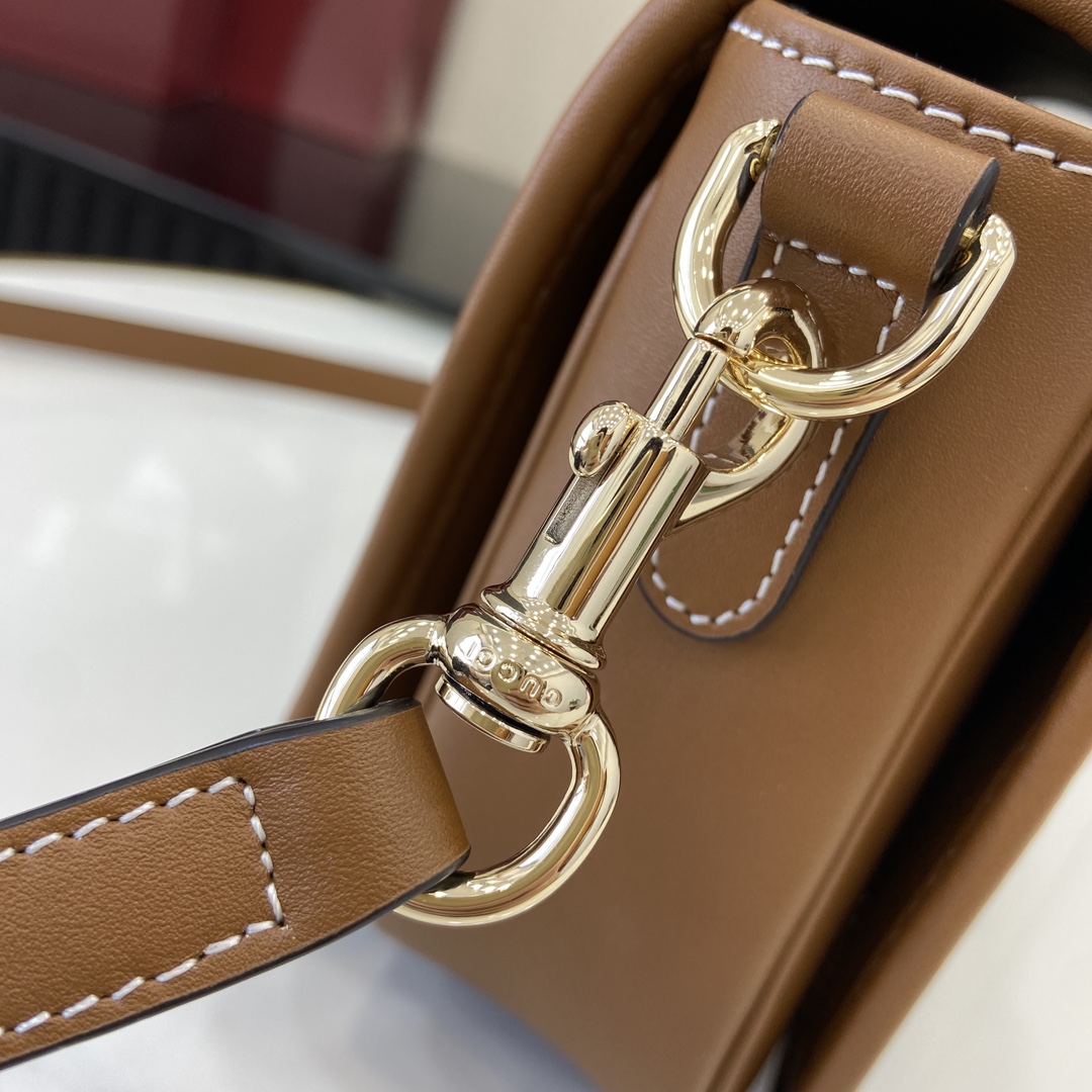 Gucci GG Emblem series mini shoulder bag Weight: Approx. 0.5 kg Compatible with iPhone Pro Max/Plus, Airpods, card holders and lipstick Model number:815211. Dimensions: 20(L) x 14(W) x 8(D) Color: brown leather/original leather. - Image 7