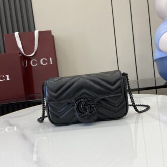 Gucci Marmont series mini handbag Model number:476433. Size: 16.5 (length) x 10 (width) x 4.5cm (thickness) Color: G-Series full leather black/premium original leather. Italian creation Model height 176 cm