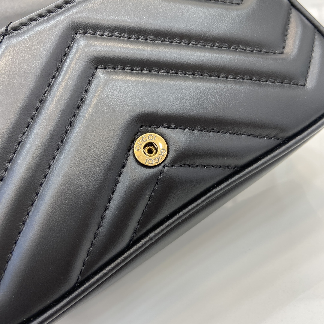 Gucci GG Marmont series super mini handbag Model: 476433. Size: 16.5 (length) x 10 (width) x 4.5cm (thickness) Color: gram full leather gold G/super original leather. Made in Italy Model height 176cm - Image 10