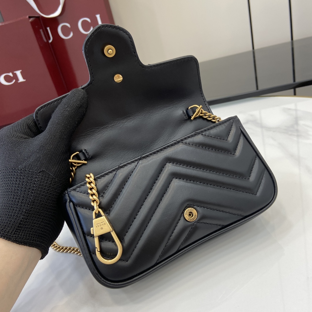 Gucci GG Marmont series super mini handbag Model: 476433. Size: 16.5 (length) x 10 (width) x 4.5cm (thickness) Color: gram full leather gold G/super original leather. Made in Italy Model height 176cm - Image 2