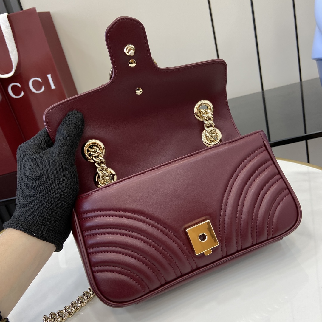 Gucci GG Marmont series quilted mini handbag weight: about 0.6 kg. Model number:446744. Dimensions: 22 (W) x 13 (H) x 6cm (D) Color: Burgundy full leather/original leather. Italian creation Model height 177 cm - Image 7
