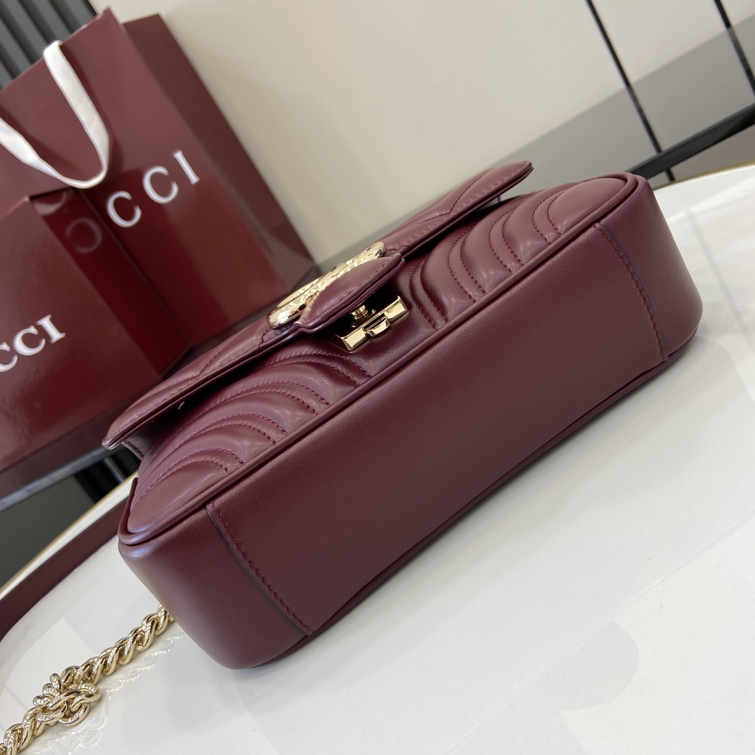 Gucci GG Marmont series quilted mini handbag weight: about 0.6 kg. Model number:446744. Dimensions: 22 (W) x 13 (H) x 6cm (D) Color: Burgundy full leather/original leather. Italian creation Model height 177 cm - Image 3