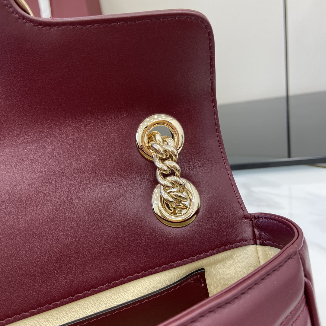 Gucci GG Marmont series quilted mini handbag weight: about 0.6 kg. Model number:446744. Dimensions: 22 (W) x 13 (H) x 6cm (D) Color: Burgundy full leather/original leather. Italian creation Model height 177 cm - Image 4
