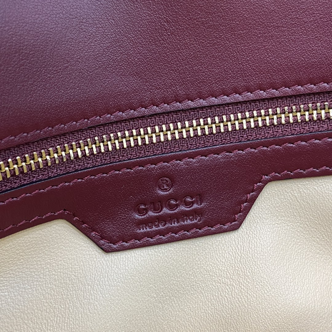 Gucci GG Marmont series quilted mini handbag Model:443497. Dimensions: 26 (W) x 13 (H) x 6cm (D) Color: Burgundy full leather/original leather. Italian creation Model height 177 cm - Image 4