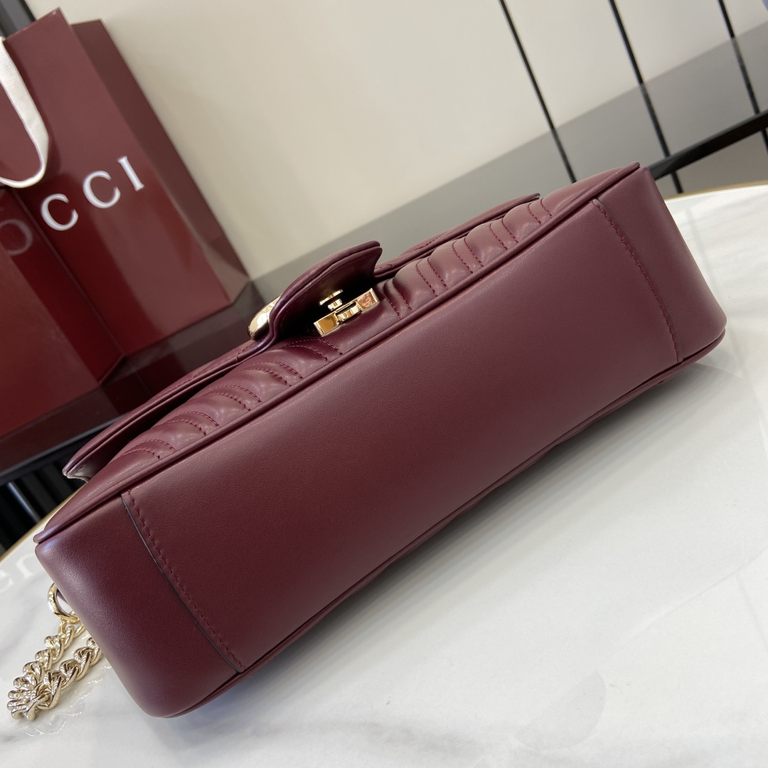 Gucci GG Marmont series quilted mini handbag Model:443497. Dimensions: 26 (W) x 13 (H) x 6cm (D) Color: Burgundy full leather/original leather. Italian creation Model height 177 cm - Image 9