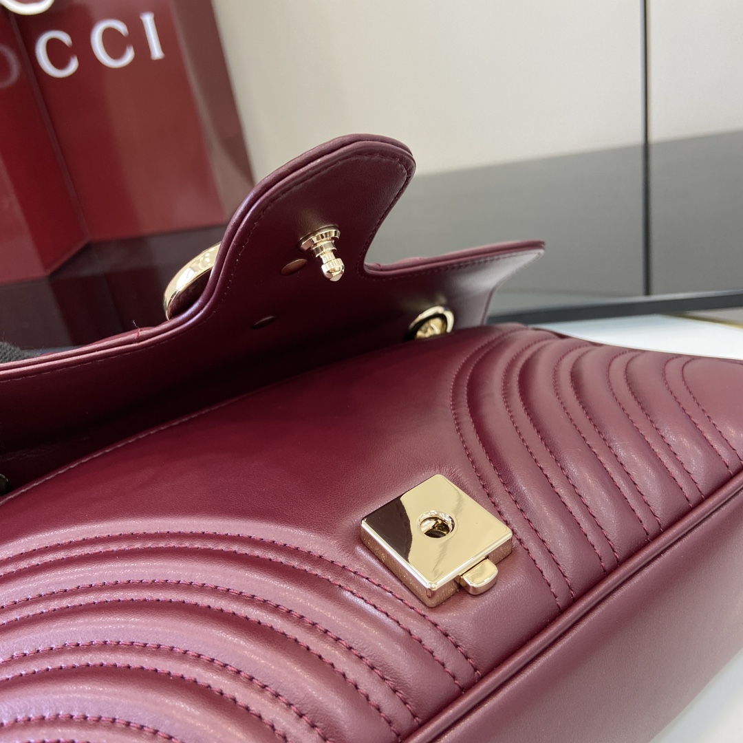 Gucci GG Marmont series quilted mini handbag Model:443497. Dimensions: 26 (W) x 13 (H) x 6cm (D) Color: Burgundy full leather/original leather. Italian creation Model height 177 cm - Image 3
