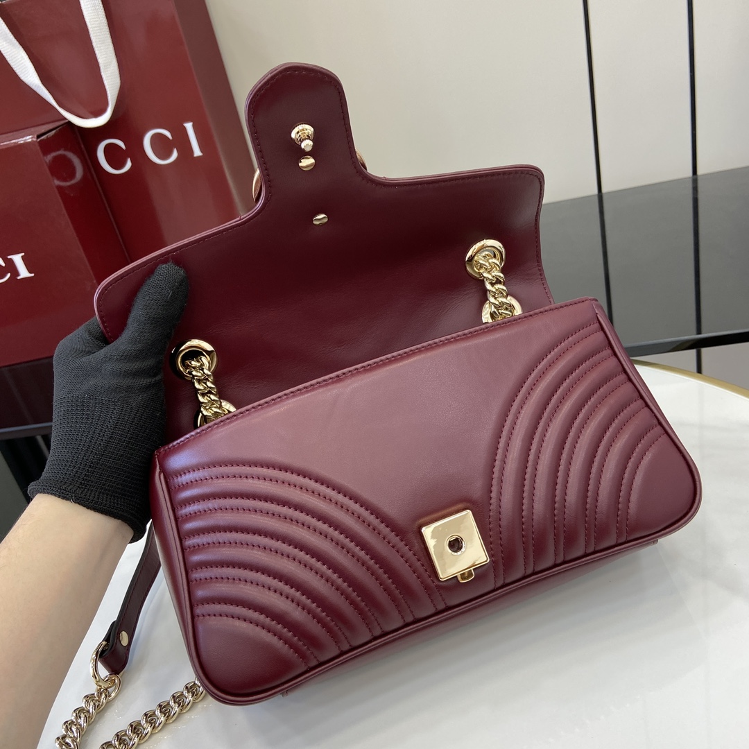 Gucci GG Marmont series quilted mini handbag Model:443497. Dimensions: 26 (W) x 13 (H) x 6cm (D) Color: Burgundy full leather/original leather. Italian creation Model height 177 cm - Image 6