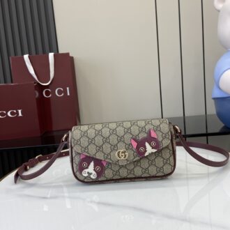 Gucci GG Emblem series mini shoulder bag Weight: Approx. 0.5 kg Compatible with iPhone Pro Max/Plus, Airpods, card holders and lipstick Model number:815211. Dimensions: 20(L) x 14(W) x 8(D) Color: brown leather/original leather.