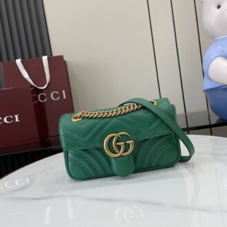 Gucci Marmont series mini handbag weight: about 0.6 kg. Model number:446744. Dimensions: 22 (W) x 13 (H) x 6cm (D) Color: Green full leather/premium original leather. Italian creation Model height 177 cm