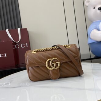 Gucci Marmont series mini handbag Model number:446744. Dimensions: 22 (W) x 13 (H) x 6cm (D) Color: bright red full leather/premium original leather. Italian creation Model height 177 cm
