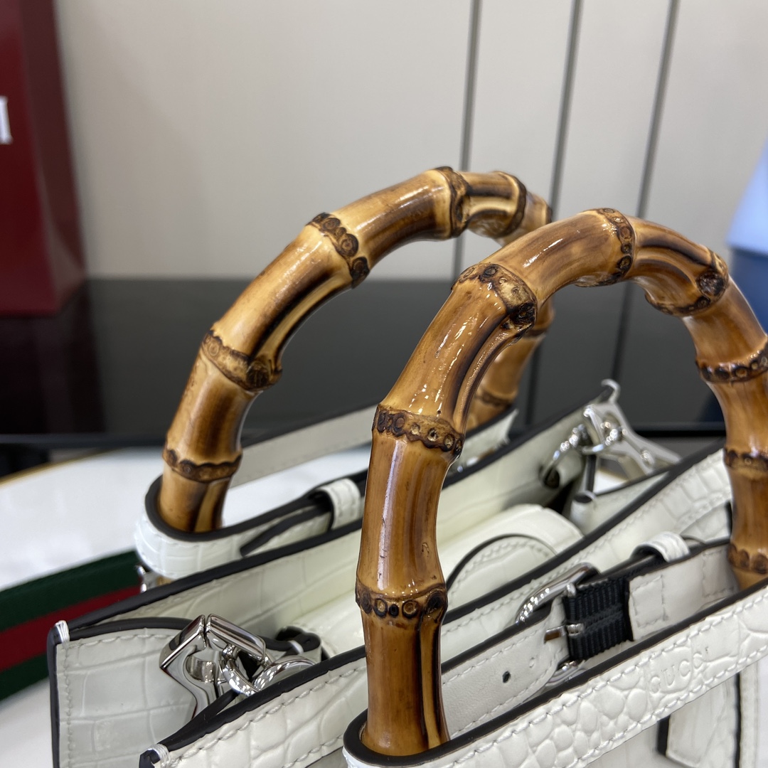 Gucci Diana Mini-Shopper Model:702732. Size: 20(L) x 16(W) x 10(D) Color: White Crocodile/Original Leather - Image 6