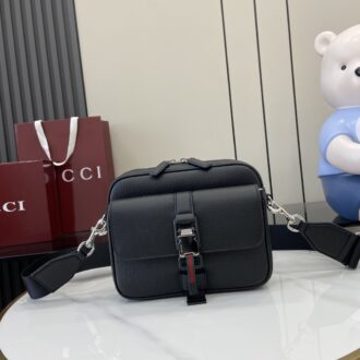 Gucci leather and webbing small crossbody bag, this crossbody bag weight: about 0.83 kg, model height 185 cm Model:816751. Dimensions: 23 (W) x 19 (H) x 10cm (D) Color: Lychee full leather/original leather.