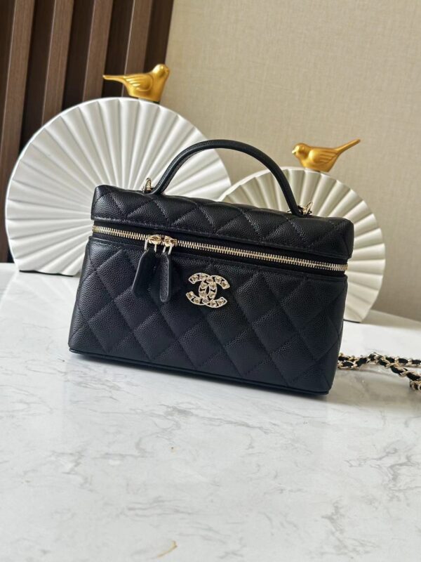 Chanel 25P Heart Logo LP Handle Box Bag Model Number: 66034 Size: 14 × 19 × 5 cm.