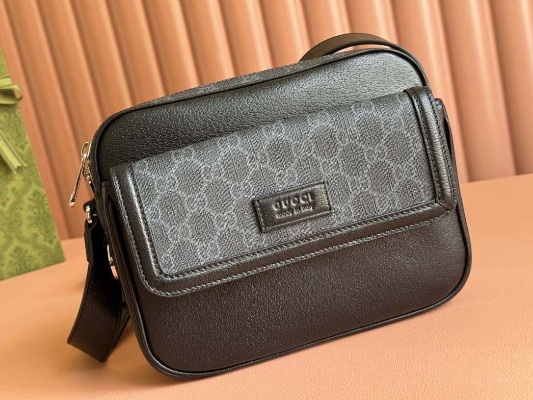 Gucci ossbody bag with logo plaque Model No. 795464 FACU5 1000 Mini Interior: One zip pocket Exterior: One front flap pocket Removable and adjustable shoulder strap (55 cm drop); adjustable length between 116 cm and 130 cm - Image 7