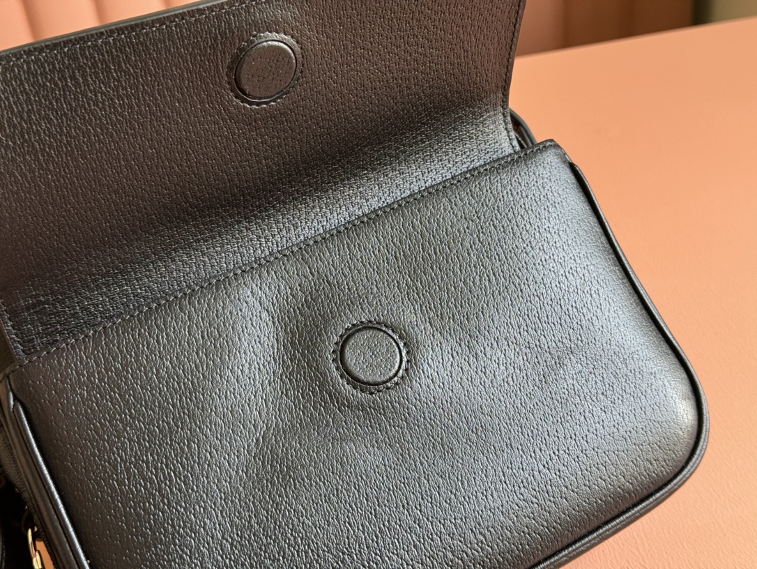 Gucci ossbody bag with logo plaque Model No. 795464 FACU5 1000 Mini Interior: One zip pocket Exterior: One front flap pocket Removable and adjustable shoulder strap (55 cm drop); adjustable length between 116 cm and 130 cm - Image 5