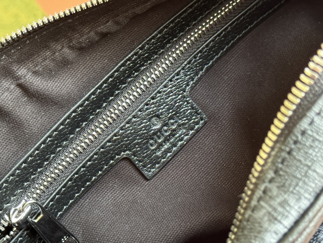 Gucci ossbody bag with logo plaque Model No. 795464 FACU5 1000 Mini Interior: One zip pocket Exterior: One front flap pocket Removable and adjustable shoulder strap (55 cm drop); adjustable length between 116 cm and 130 cm - Image 2