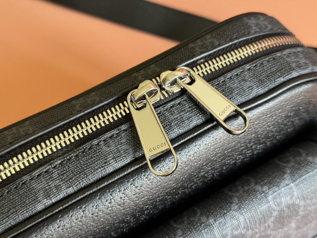 Gucci ossbody bag with logo plaque Model No. 795464 FACU5 1000 Mini Interior: One zip pocket Exterior: One front flap pocket Removable and adjustable shoulder strap (55 cm drop); adjustable length between 116 cm and 130 cm - Image 3