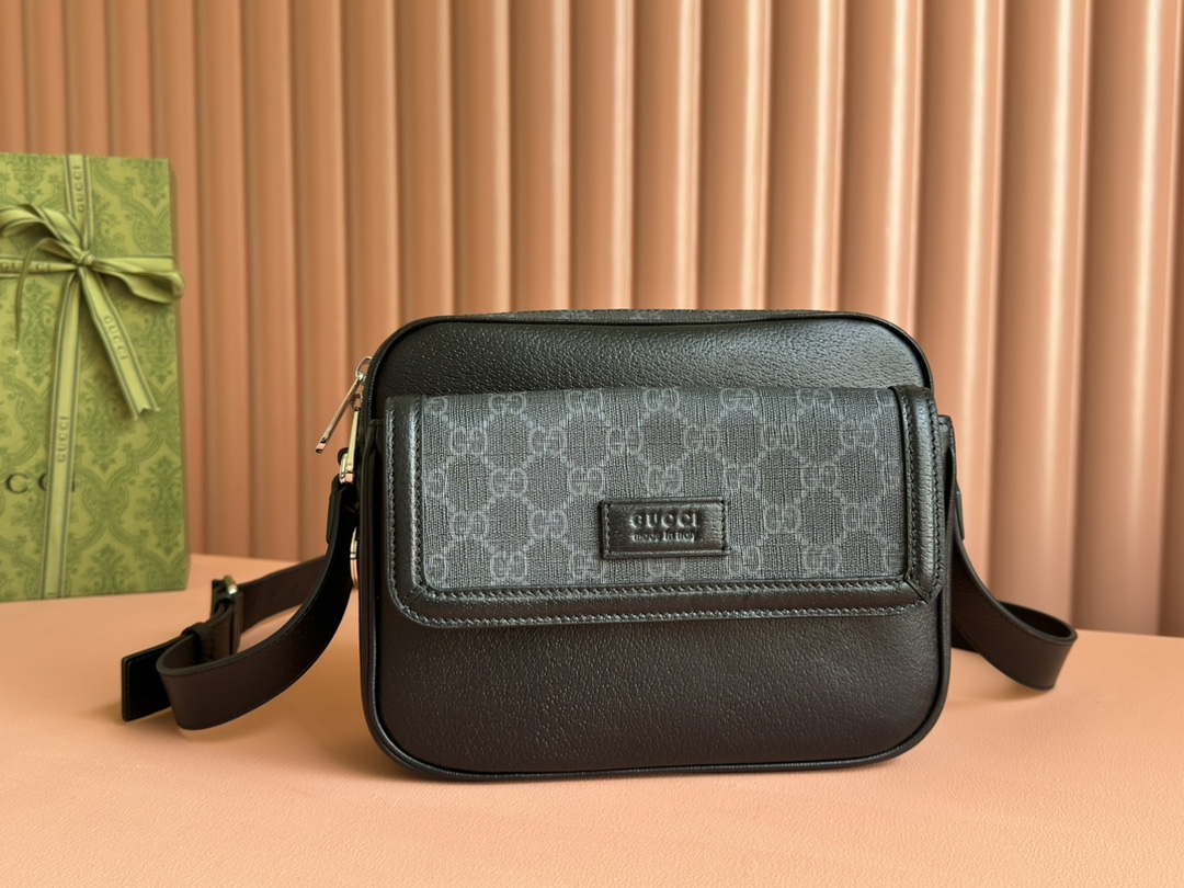 Gucci ossbody bag with logo plaque Model No. 795464 FACU5 1000 Mini Interior: One zip pocket Exterior: One front flap pocket Removable and adjustable shoulder strap (55 cm drop); adjustable length between 116 cm and 130 cm