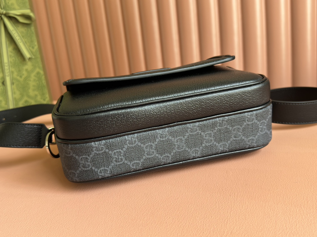 Gucci ossbody bag with logo plaque Model No. 795464 FACU5 1000 Mini Interior: One zip pocket Exterior: One front flap pocket Removable and adjustable shoulder strap (55 cm drop); adjustable length between 116 cm and 130 cm - Image 6