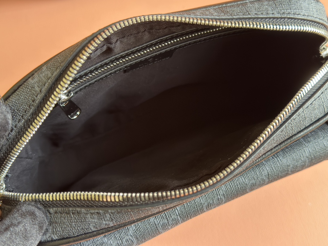 Gucci ossbody bag with logo plaque Model No. 795464 FACU5 1000 Mini Interior: One zip pocket Exterior: One front flap pocket Removable and adjustable shoulder strap (55 cm drop); adjustable length between 116 cm and 130 cm - Image 4