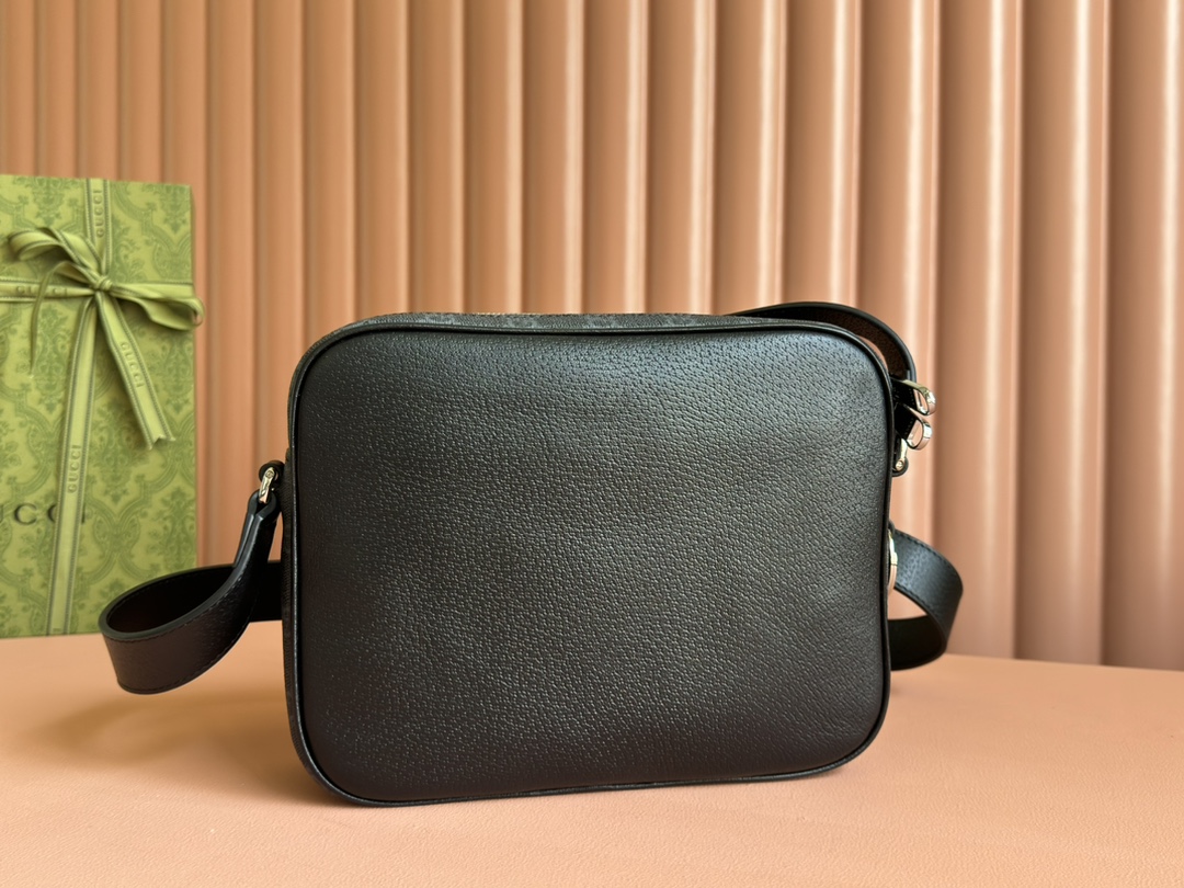 Gucci ossbody bag with logo plaque Model No. 795464 FACU5 1000 Mini Interior: One zip pocket Exterior: One front flap pocket Removable and adjustable shoulder strap (55 cm drop); adjustable length between 116 cm and 130 cm - Image 9