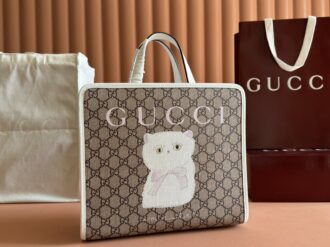 Gucci GG children's shopper with print Size: 25 cm (L) × 28.5 cm (W) × 11 cm (D). Color: White with white cat print