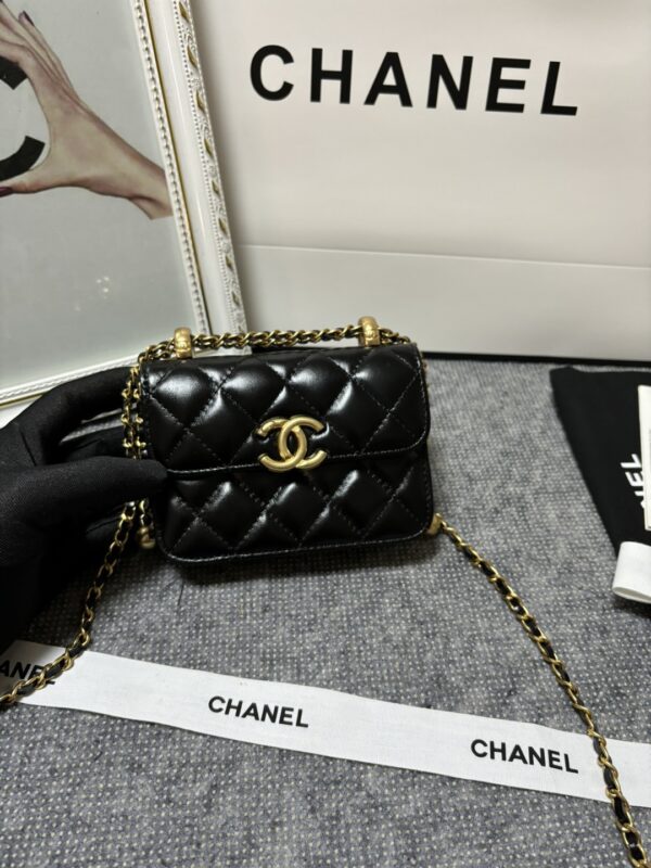 Chanel 21, waxed cowhide leather double metal ball mini waist bag Size: 12cm.