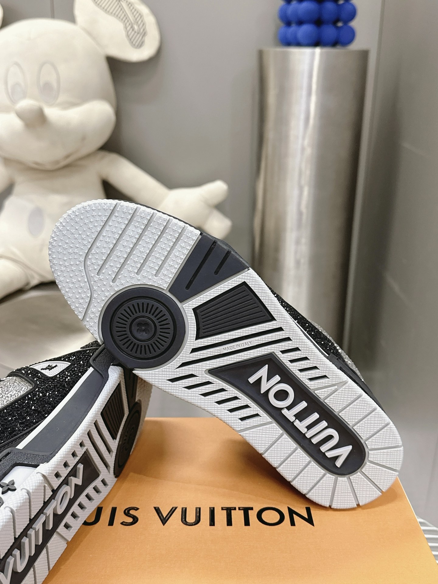 LOUIS VUITTON Trainer - Image 2