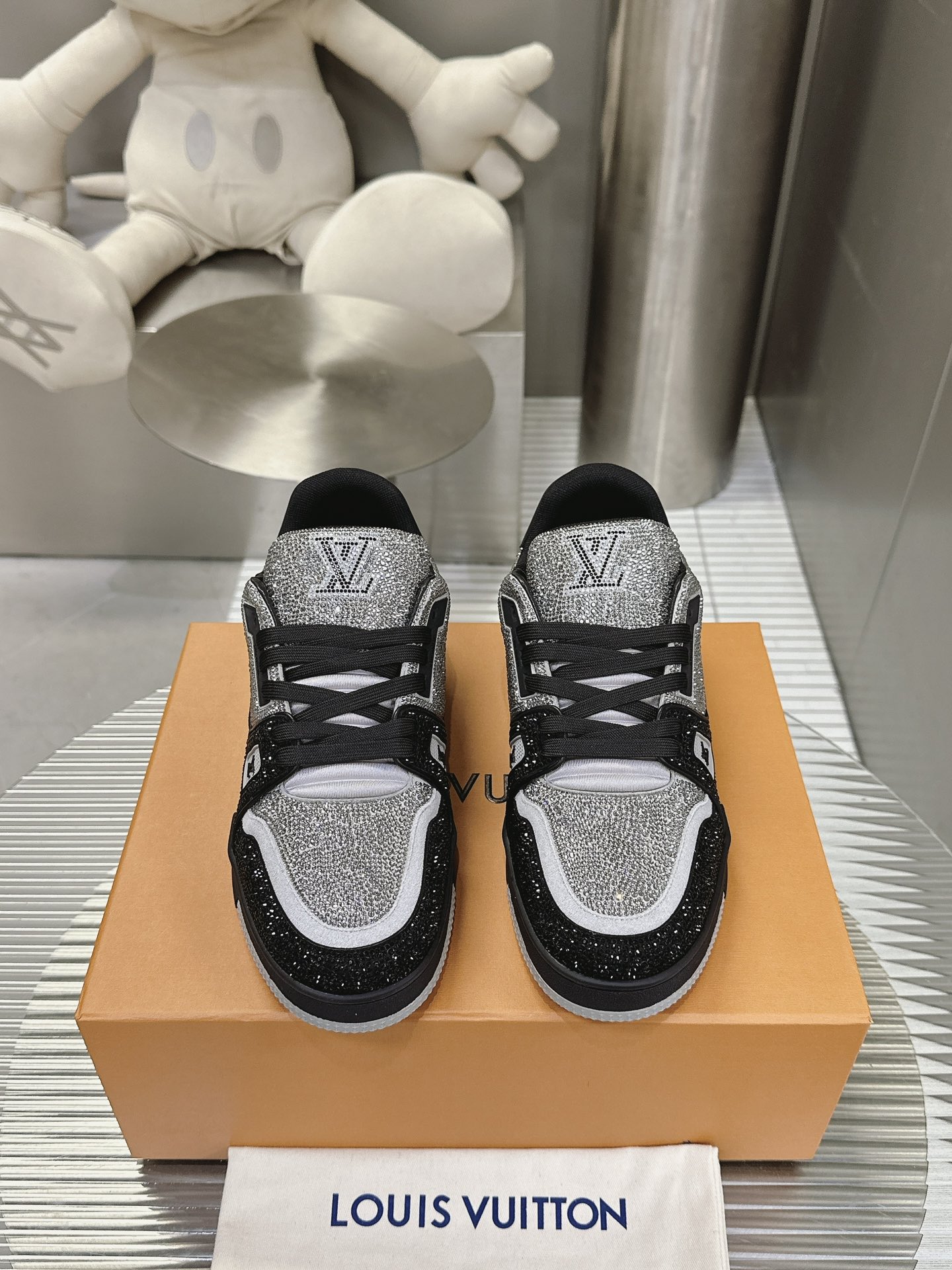 LOUIS VUITTON Trainer - Image 6