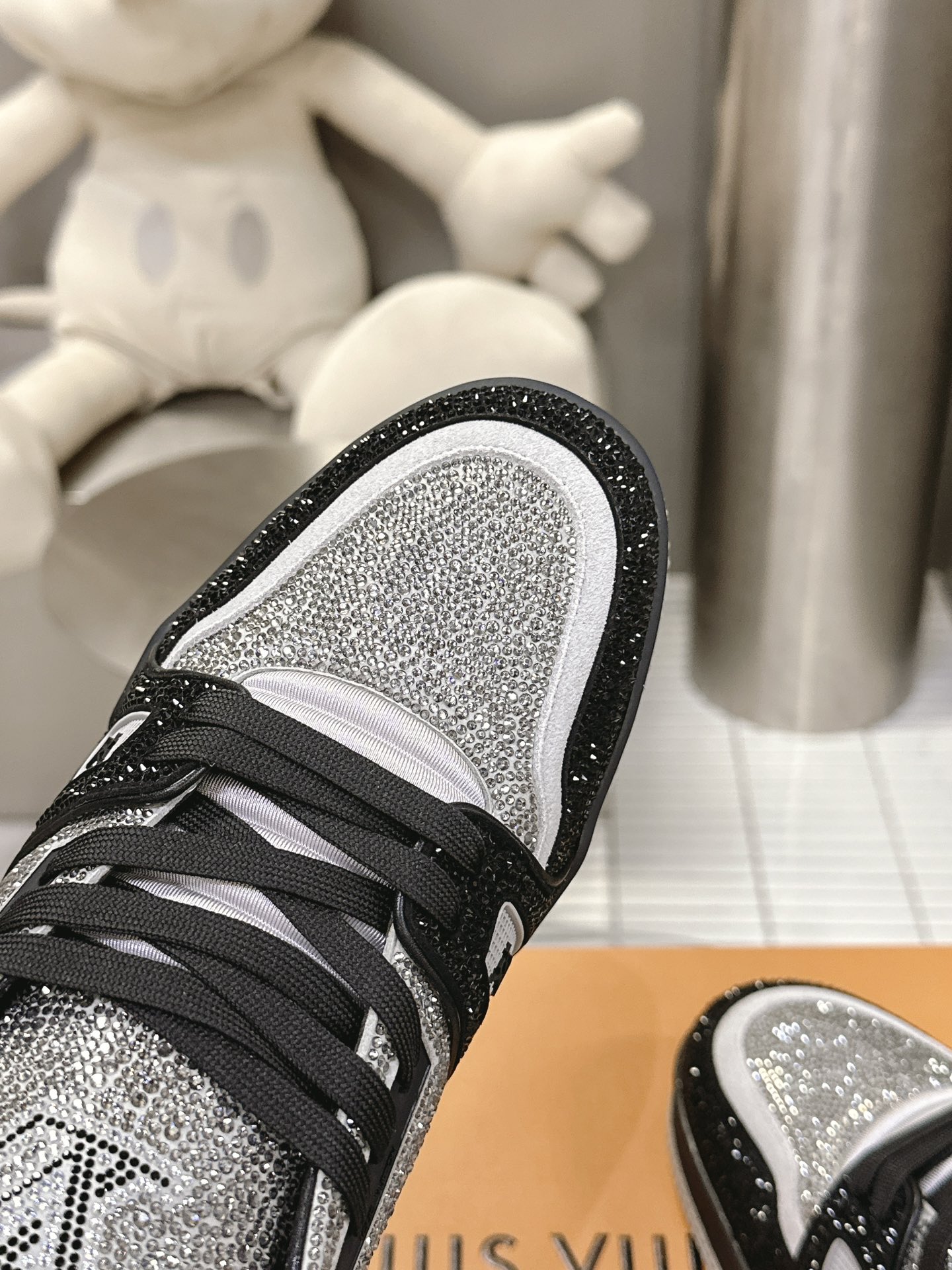 LOUIS VUITTON Trainer - Image 9