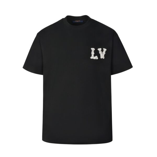 lV 24SS  Crafted from 15S plain-weave high-quality cotton (230g) and paired with 32S double-ply 1x1 ribbed cotton Product Number: JJA P195