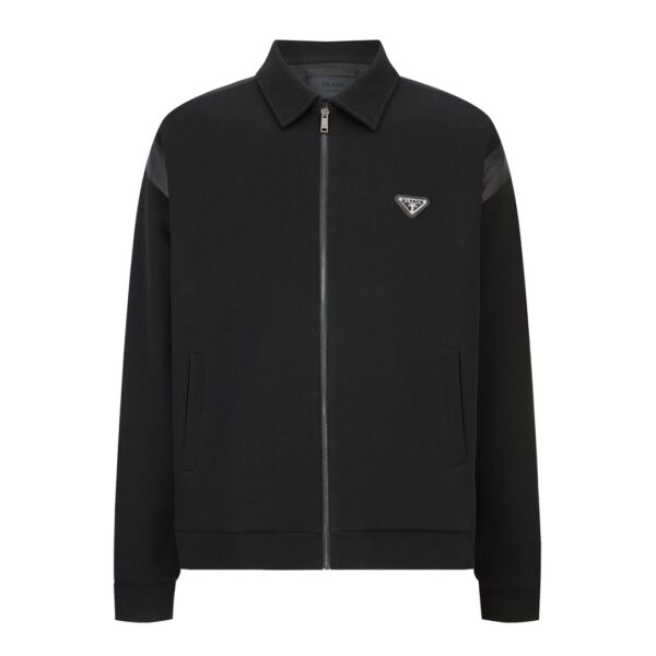 Prada 24FW Triangle Logo Nylon Panel Zip-Up Jacket Item Number: JJA Material: Crafted from premium fleece-tech fabric combined with 100% fine-twill nylon, offering a breathable air-cotton experience