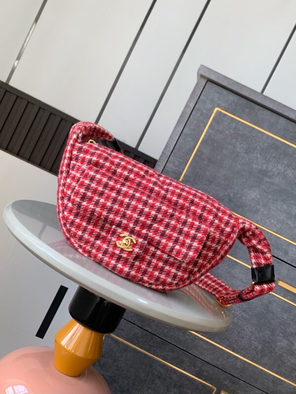 Chanel 24N Red Houndstooth Crossbody Bag Size: 18×30×8 cm Search Code: 241739