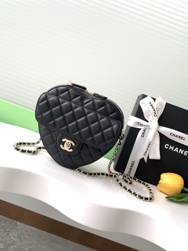 Chanel 22CC Spring/Summer Heart Collection Model: AS3191 Size: 18 × 16.5 × 6.5 cm