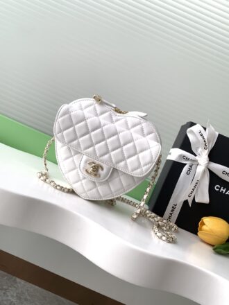 Chanel 22CC Spring/Summer Heart Collection Model: AS3191 Size: 18 × 16.5 × 6.5 cm