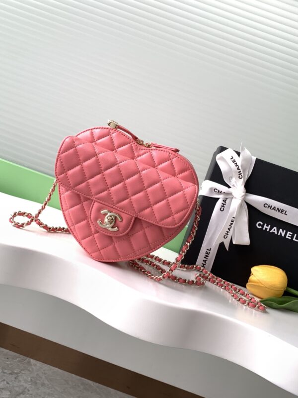 Chanel 22CC Spring/Summer Heart Collection Model: AS3191 Size: 18 × 16.5 × 6.5 cm